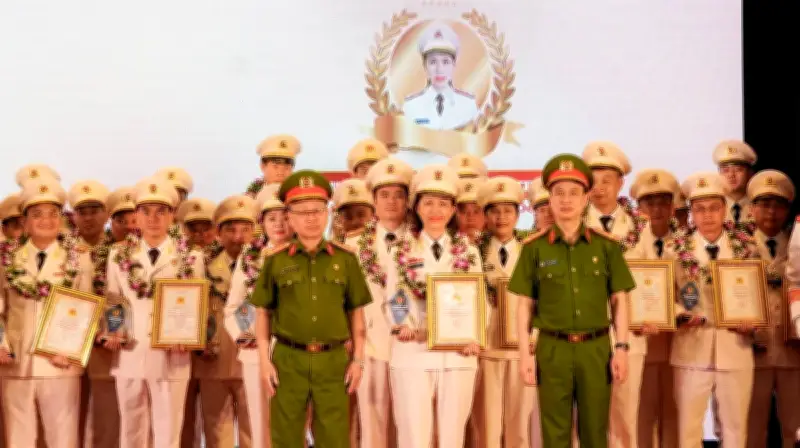 Vinh Danh 80 Tập Thể, Cá Nhân Điển Hình Tiên Tiến Của Lực Lượng Cảnh Sát Quản Lý Hành Chính