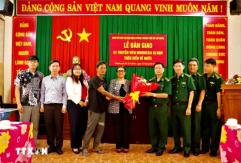 Việt Nam bàn giao thuyền viên Indonesia gặp nạn trên biển cho phía nước bạn