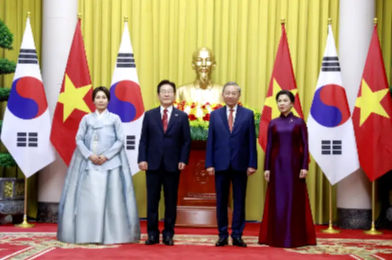 Việt Nam bắn đại bác chào đón Tổng thống Hàn Quốc Lee Jae-myung và phu nhân