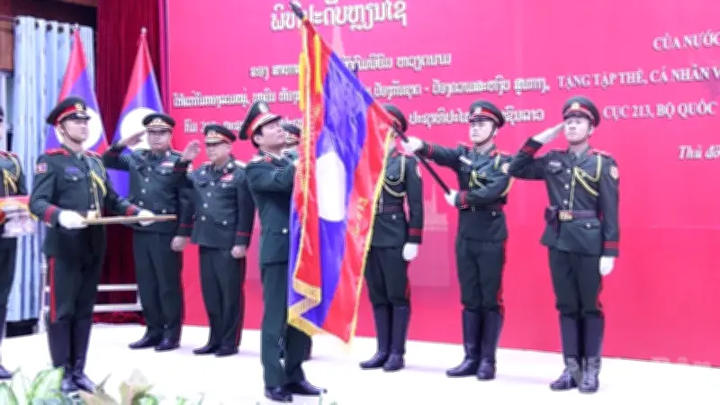 Việt Nam trao Huân chương cho Bộ Quốc phòng Lào, vun đắp tình đoàn kết đặc biệt