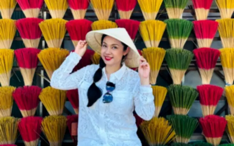 Việt Trinh gây xôn xao với dòng trạng thái 'Đang hẹn hò' sau nhiều năm kín tiếng