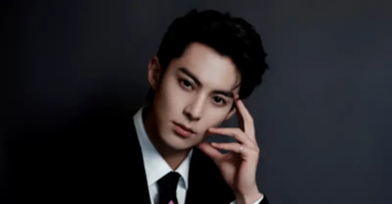 Vương Hạc Đệ Gây Tranh Cãi Khi Hất Điện Thoại Người Quay Lén