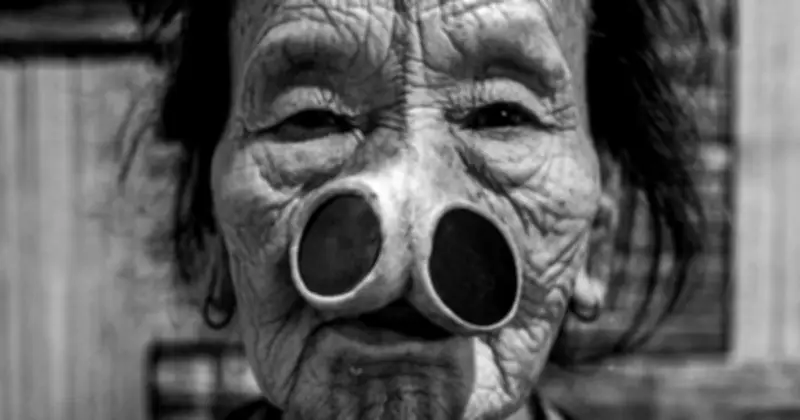 Vùng đất kỳ lạ: Phụ nữ mê mẩn làm đẹp với hai chiếc lỗ kinh dị trên mũi