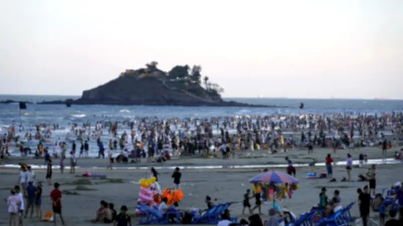 Vũng Tàu đông nghẹt du khách chiều 30/4, giá phòng tăng gấp đôi