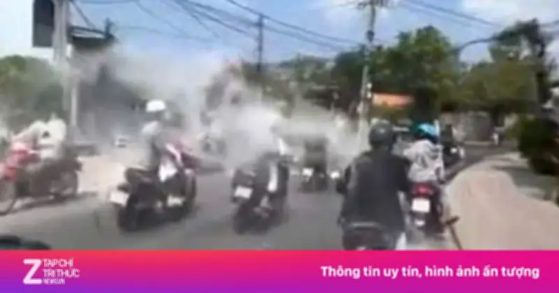 Vĩnh Long: Xử Lý Nhóm Thanh Niên Chạy Xe Ném Bột Mù Mịt Trên Đường