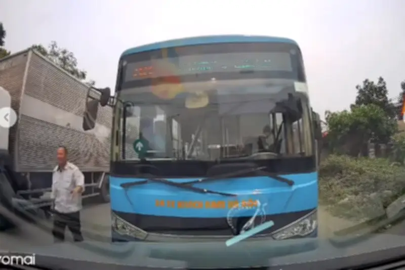 Vượt ẩu, tài xế xe buýt ép xe con dừng đỗ gây tranh cãi giao thông