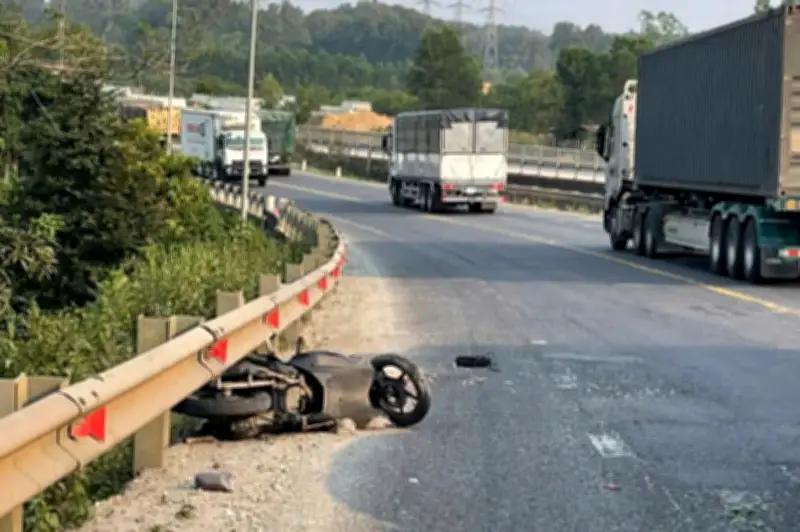 Vượt xe đầu kéo đang lên dốc, hai người thương vong thảm khốc