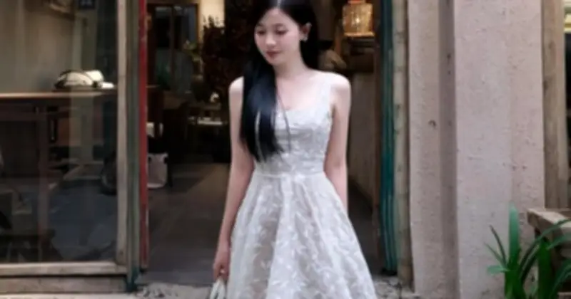 Váy Cổ Vuông: Từ Thanh Lịch Cổ Điển Đến Gợi Cảm Hiện Đại Trong Thời Trang