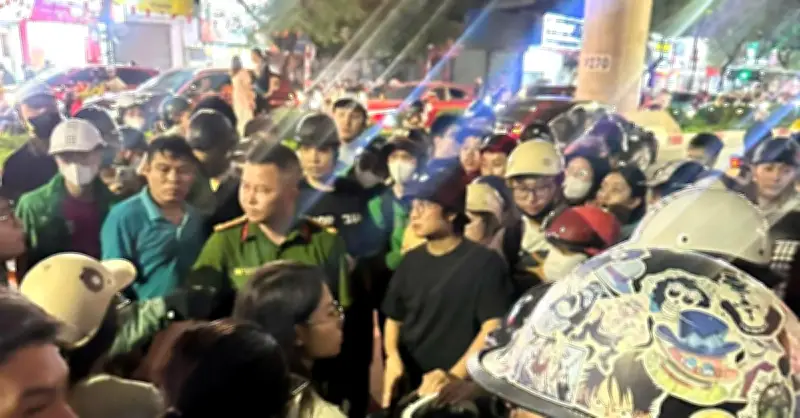 Xô xát dữ dội tại Cầu Giấy: Nạn nhân bị đánh bằng mũ bảo hiểm, chảy máu đầu