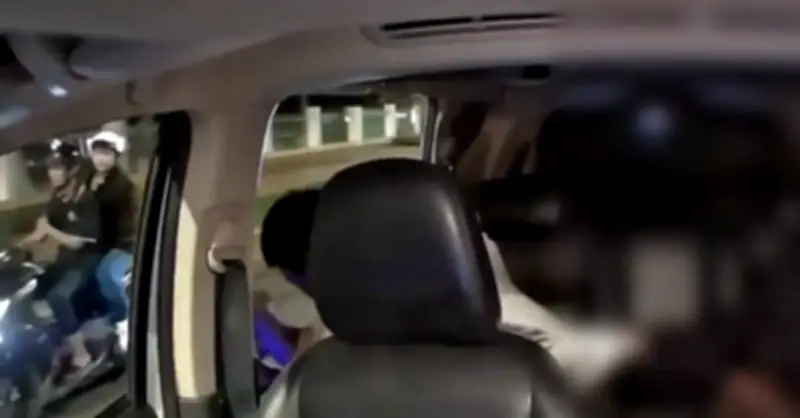 Xác minh clip người đàn ông lao khỏi taxi sau cãi vã với bạn gái bị xe máy tông