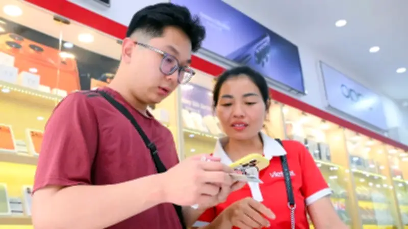 Xác thực SIM chính chủ thuận lợi: Người dân hài lòng, không quá tải tại cửa hàng