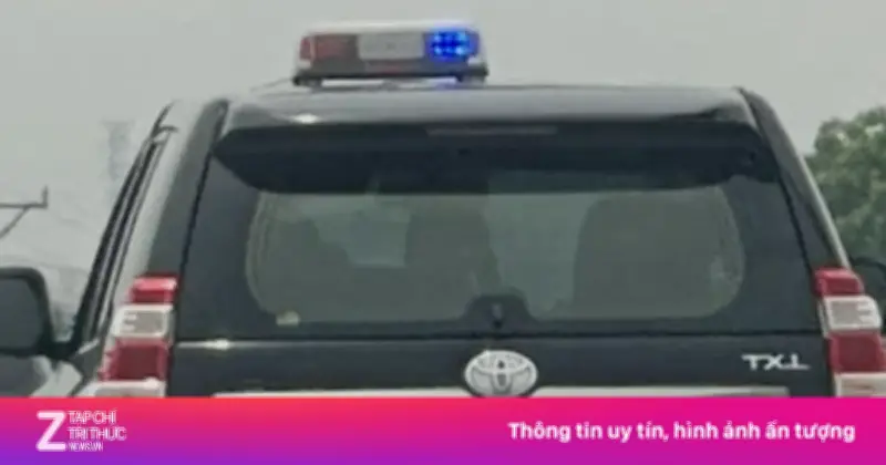 Xe biển trắng gắn còi hú, đèn xoay chạy vượt tốc độ trên cao tốc