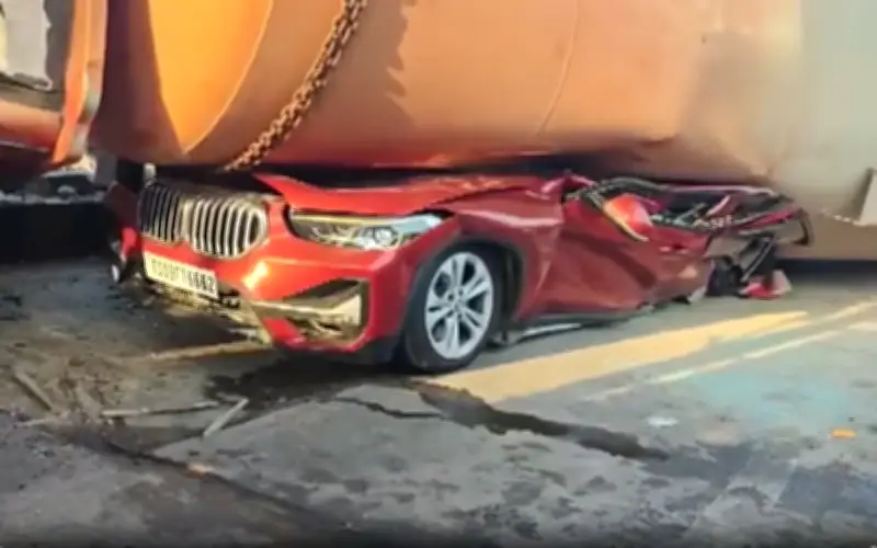 Xe Bồn Bê Tông Lật Đè Bẹp BMW, Luật Sư Cấp Cao Tử Vong Tại Ấn Độ