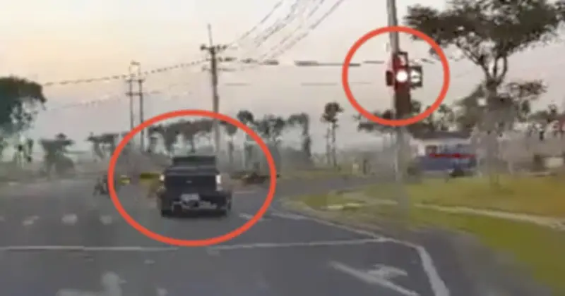 Xe bán tải vượt đèn đỏ giờ cao điểm ở TP.HCM, CSGT mời chủ xe làm việc