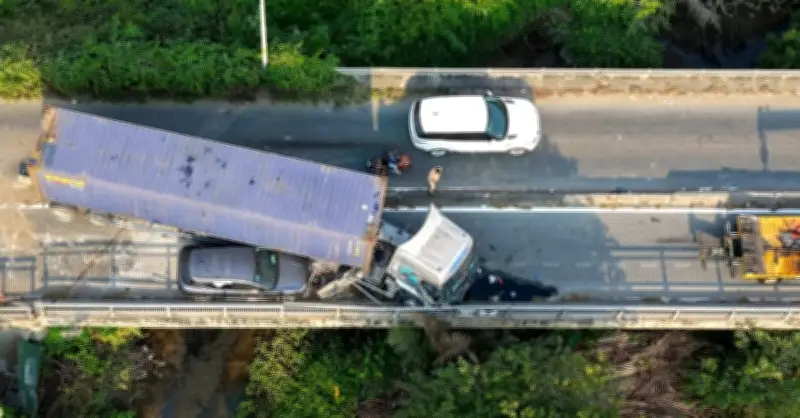 Xe container đè ô tô 7 chỗ tại TP.HCM, hàng nghìn xe ùn tắc kéo dài