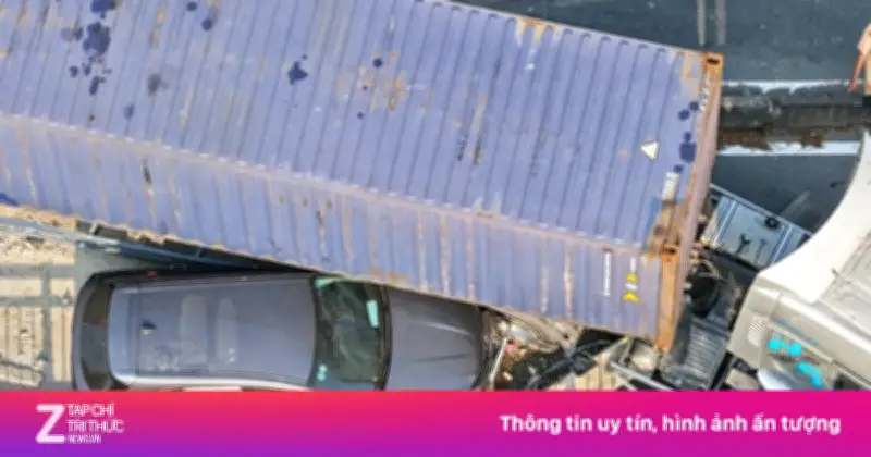 Xe container va chạm ôtô 7 chỗ gây ùn tắc nghiêm trọng tại cửa ngõ TP.HCM