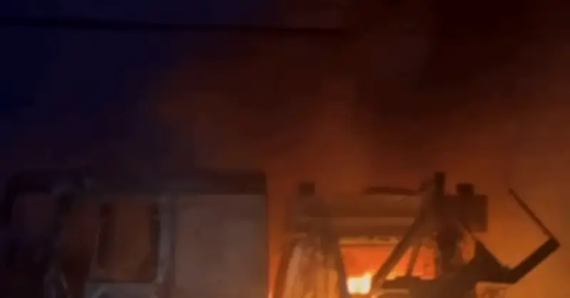 Xe cứu hỏa bất ngờ bốc cháy ngùn ngụt lúc rạng sáng