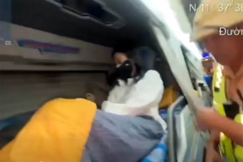 Xe khách 24 chỗ nhồi 40 người: Tài xế và chủ xe bị phạt 120 triệu đồng