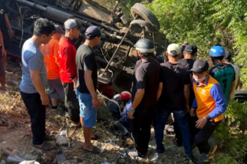 Xe khách biến dạng sau cú lao xuống vực ở Lâm Đồng, 4 người tử vong