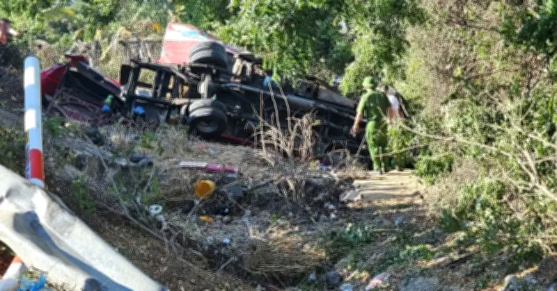 Xe khách lao xuống vực ở Lào Cai: 4 người tử vong, 12 người bị thương