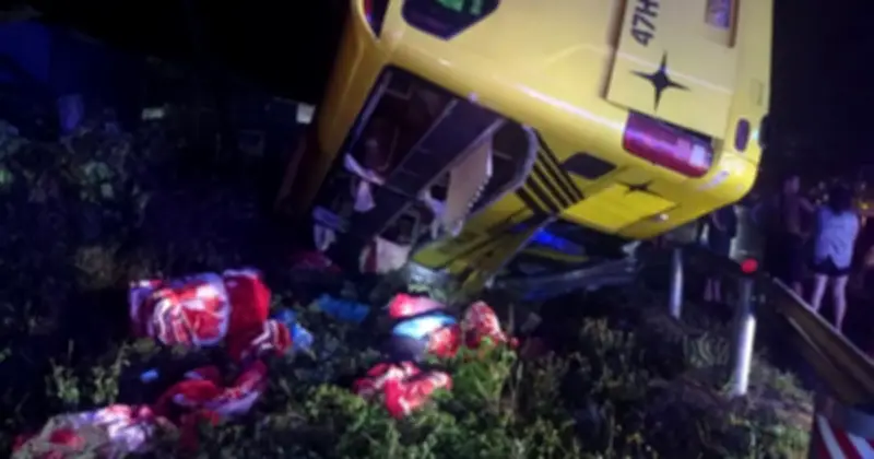 Xe Khách Mất Lái Lao Xuống Mương, Hành Khách May Mắn Thoát Nạn Ở Quảng Ngãi