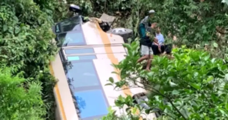 Xe khách rơi xuống vực sâu 100m ở Sơn La, 2 người tử vong