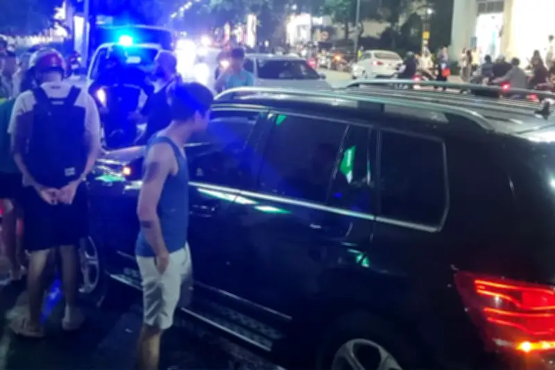 Xe Mercedes gây tai nạn liên hoàn, đâm hai xe khác trong khu đô thị Hà Nội