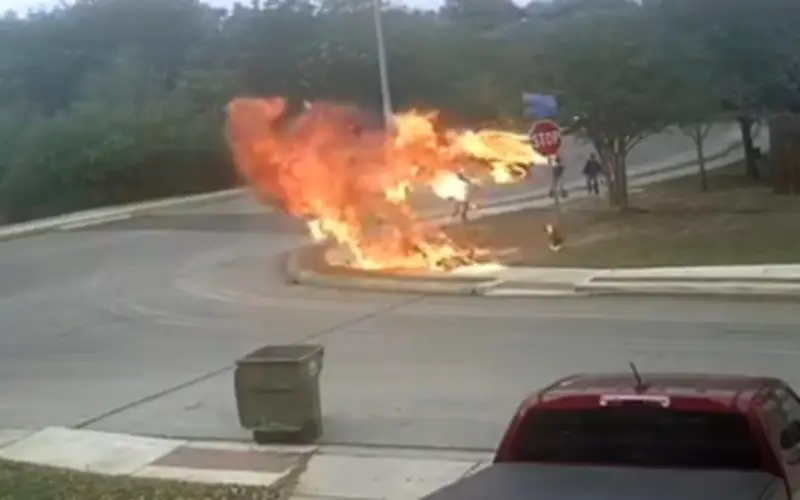 Xe máy bốc cháy như quả cầu lửa suýt trúng trẻ em ở Mỹ, tài xế bị bỏng