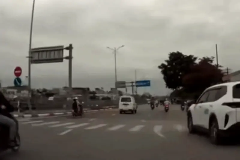 Xe máy đi ngược chiều lao vào ô tô đang chuyển làn, tai nạn giao thông nghiêm trọng