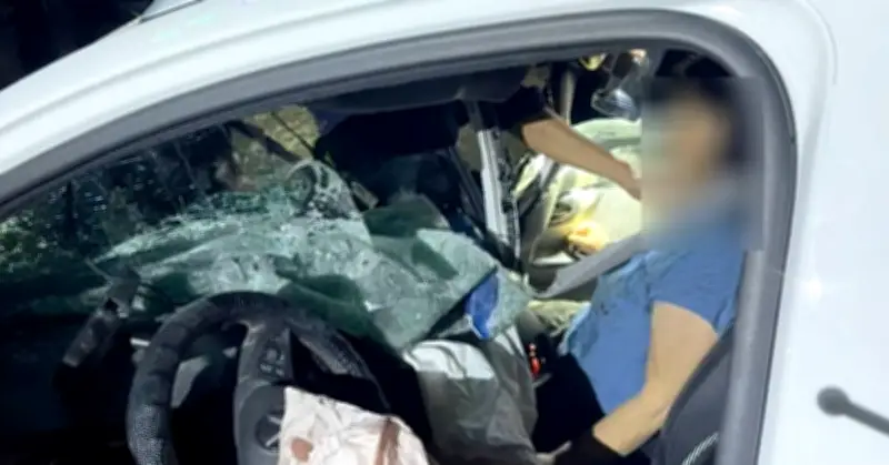 Xe ô tô con biến dạng sau cú tông người phụ nữ, kẹt cứng ở ghế phụ
