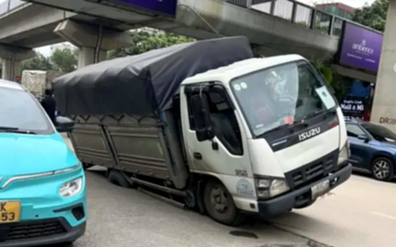 Xe tải bị 'nuốt chửng' bánh sau do sụt lún trên đường Nguyễn Trãi