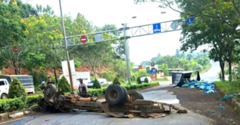 Xe tải chở 2 người lật ngửa trên Quốc lộ, biến dạng hoàn toàn