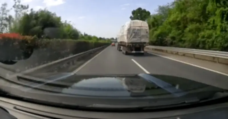 Xe tải chuyển làn như chơi, khiến xe hộp phía sau lật ngửa trên đường