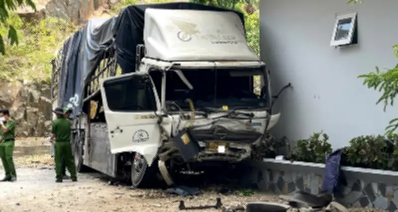 Xe tải lao xuống triền núi ở Lâm Đồng, ba người tử vong thương tâm