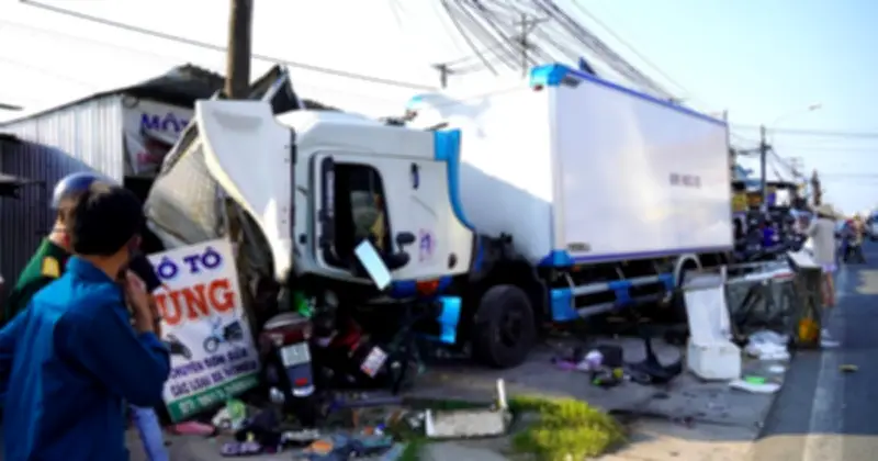 Xe tải mất lái gây tai nạn liên hoàn trên quốc lộ 1 tại Cà Mau