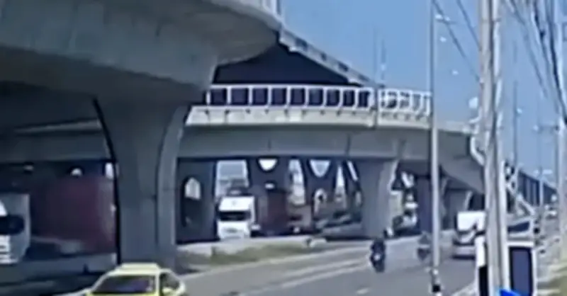 Xe tải mất lái đâm trụ bê tông, lao khỏi cầu vượt gây tai nạn kinh hoàng