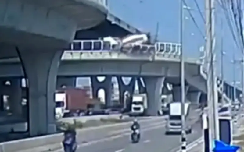 Xe Trộn Xi Măng Rơi Từ Cầu Vượt Ở Thái Lan, Tài Xế Sống Sót Thần Kỳ