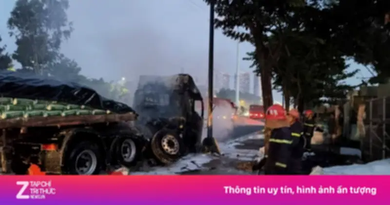 Xe đầu kéo bốc cháy dữ dội trên đường, tài xế kịp thoát nạn