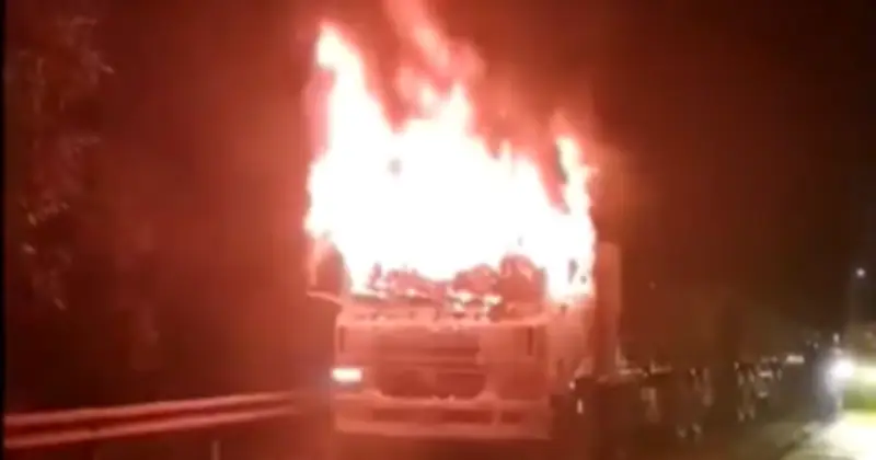 Xe đầu kéo bốc cháy dữ dội trên quốc lộ 12A ở Quảng Trị, lực lượng cứu hỏa nỗ lực dập tắt sau 2 giờ