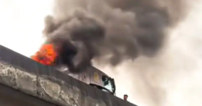 Xe đầu kéo bốc cháy dữ dội trên Vành đai 3 trên cao Hà Nội