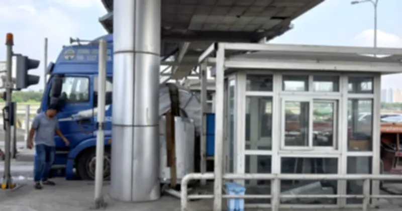 Xe đầu kéo chở thép gặp sự cố tại trạm thu phí cầu Phú Mỹ, giao thông ùn ứ kéo dài