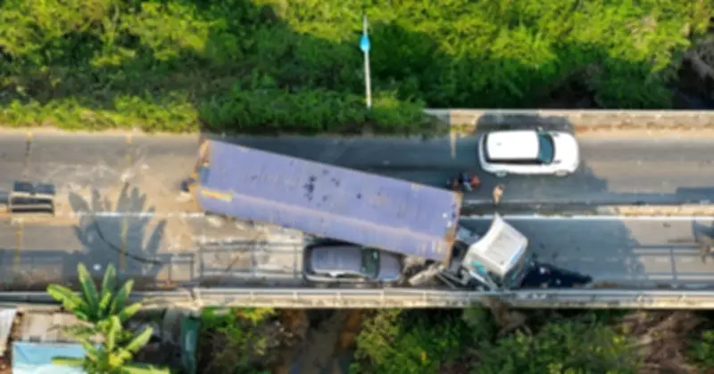 Xe Đầu Kéo Mất Lái Gây Tai Nạn, Ùn Tắc Nghiêm Trọng Trên Đường Võ Chí Công