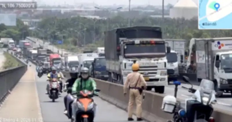 Xe đầu kéo đứt xích, 16 tấn thép đè cabin gây ùn tắc gần 2 km tại cầu Phú Mỹ