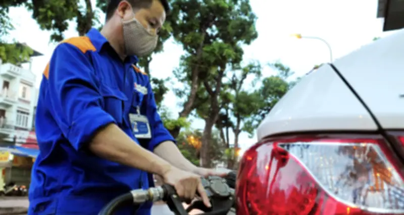 Xăng E10 giá rẻ hơn RON95, tương thích với hơn 90% xe tại Việt Nam