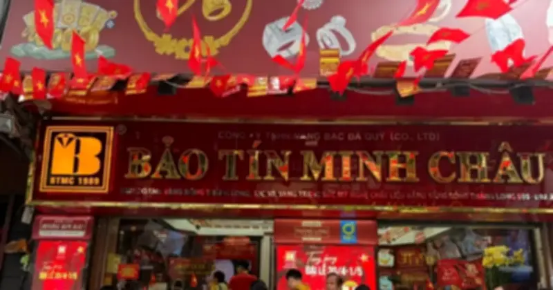 Xếp hàng mua vàng trước kỳ nghỉ lễ, giá giảm sâu thu hút người mua