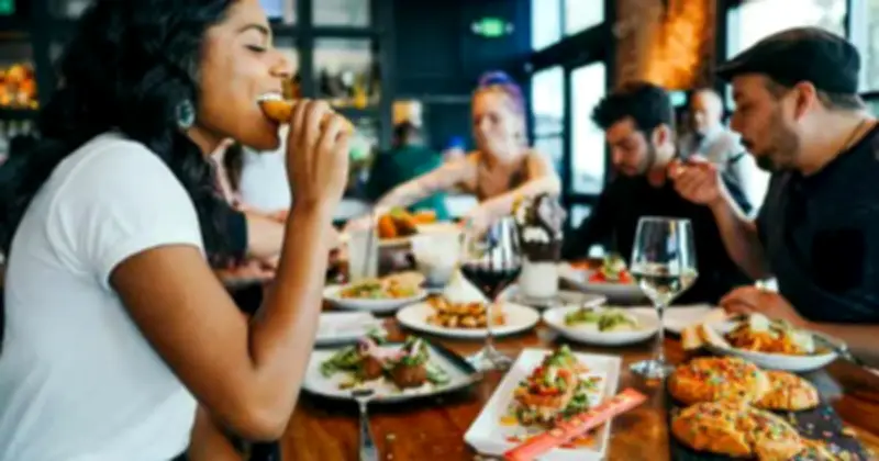 Xu hướng 'bữa ăn không điện thoại' lan rộng tại Mỹ, khôi phục tương tác thực