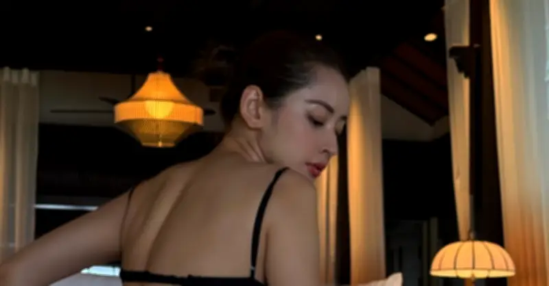 Xuân Hinh được hộ tống, Chi Pu khoe dáng công