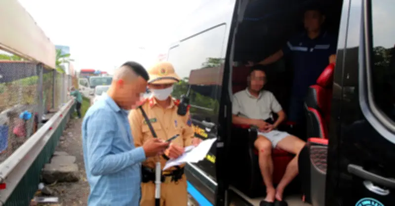 Đề xuất sửa đổi Nghị định 168: Tăng mức phạt ô tô hợp đồng, trả hình xe ghép