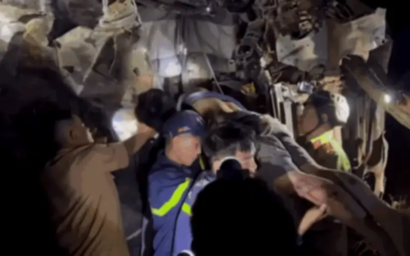 Xuyên đêm giải cứu tài xế xe tải mắc kẹt trong cabin dưới vực sâu 80m ở Tuyên Quang