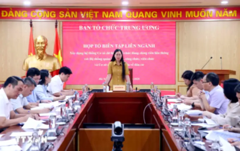 Xây dựng hệ thống cơ sở dữ liệu về tổ chức Đảng, đảng viên liên thông
